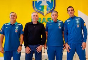 Ancelotti com t&eacute;cnicos da Sele&ccedil;&atilde;o Brasileira de base.