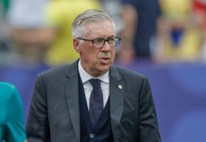 Ancelotti durante derrota do Brasil para a Noruega.
