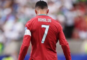 Cristiano Ronaldo volta a campo por Portugal ap&oacute;s fracasso na Copa.