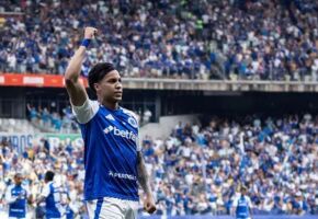 Cruzeiro enfrenta a Chapecoense.