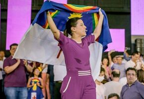 Raquel Lyra (PSD) com a Bandeira de Pernambuco 