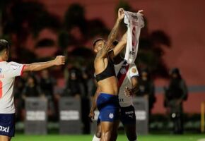 Confus&atilde;o come&ccedil;ou com comemora&ccedil;&atilde;o de Jean Lucas ap&oacute;s segundo gol do Bahia.