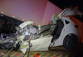 Colis&atilde;o entre carreta e carro. 