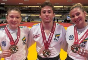 Judocas que ganharam medalha de bronze. 