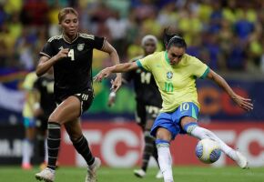 Marta em campo na Arena de Pernambuco em 2024, contra a Jamaica.