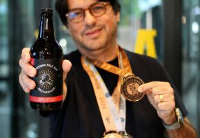 Cerveja de Alagoas produzida em Macei&oacute; conquista medalha no World Beer Awards 2026