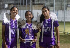 Atletas Pankararu comemorando trof&eacute;u do Joga Pra Elas.