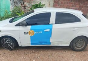 Pol&iacute;cia Militar localiza ve&iacute;culo com restri&ccedil;&atilde;o de furto abandonado e sem um dos pneus no Recife.