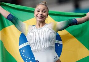 Fl&aacute;via Saraiva. 