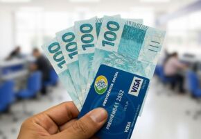 Cart&atilde;o da Previd&ecirc;ncia Social e dinheiro.
