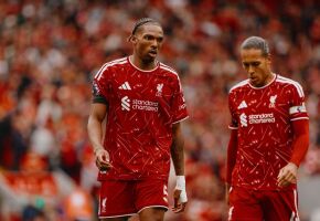 Liverpool enfrenta Chelsea, pela Copa da Liga Inglesa.