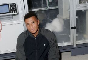 Mbapp&eacute; assina com a ON.