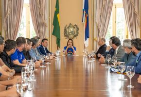 Governadora Raquel Lyra recebe representantes de clubes pernambucanos