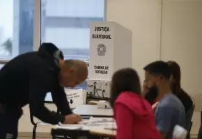 Eleitores em vota&ccedil;&atilde;o