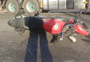 Motociclista morre ap&oacute;s ser atropelado por carreta na BR-101