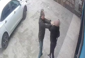Cam&ecirc;ra registra momento de agress&atilde;o 