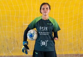 Iasmim Ferreira, sonha em ser goleira de futebol.