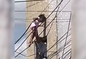 Da janela, o policial estendeu o corpo em dire&ccedil;&atilde;o &agrave; crian&ccedil;a, segurou-a e a puxou para dentro da casa.