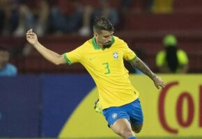 Santa Cruz segue atento ao mercado e pode fechar com zagueiro campe&atilde;o ol&iacute;mpico.