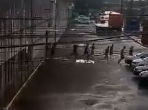 V&iacute;deo mostra internos fogindo pela porta da frente da Funase do Cabo. Foto: Reprodu&ccedil;&atilde;o