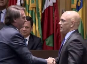 O então presidente Jair Bolsonaro cumprimenta o ministro do STF, Alexandre de Moraes