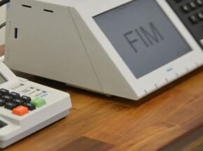 Urnas eletr&ocirc;nicas.