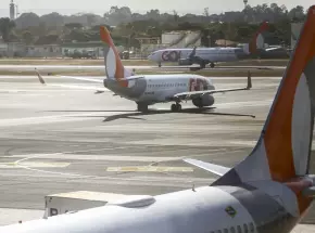 Aeronaves na pista, representando o interesse crescente por passagens mais baratas.