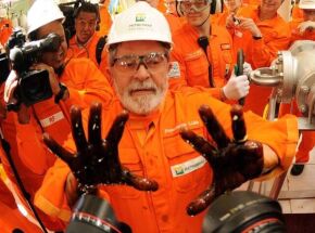 Presidente Lula em plataforma da Petrobras.