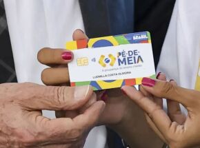 Lula e mulher segurando cart&atilde;o do P&eacute;-de-Meia.