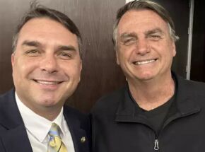 Senador Fl&aacute;vio Bolsonaro e o ex-presidente Jair Bolsonaro.