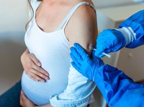 Mulher tomando vacina