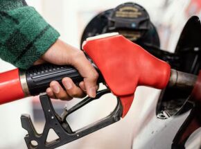 Bomba de gasolina em posto.