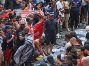 Moradores enfileirando corpos no Rio.