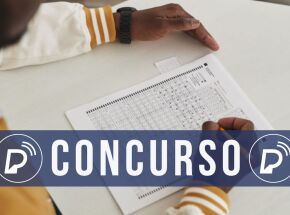 Pessoa marcando gabarito de concurso.