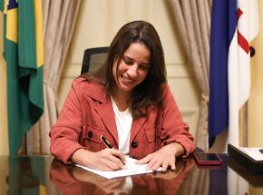 Governadora Raquel Lyra no pal&aacute;cio assinando documento 