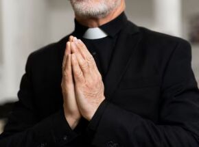 Padre &eacute; indiciado por importuna&ccedil;&atilde;o sexual ap&oacute;s den&uacute;ncia de atendente de 19 anos.