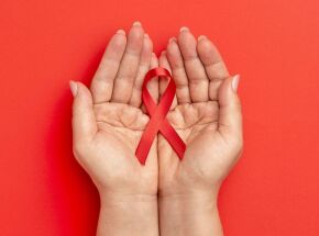 A data de 1&ordm; de dezembro mobiliza o mundo pela preven&ccedil;&atilde;o, testagem e respeito &agrave;s pessoas que vivem com HIV.