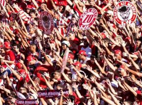 Torcedores da TJF - N&aacute;utico at&eacute; Morrer no est&aacute;dio.