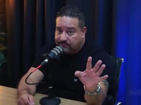 Pastor participa de podcast e gesticula enquanto comenta tema em est&uacute;dio.