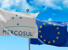Bandeiras do Mercosul e Uni&atilde;o Europeia.