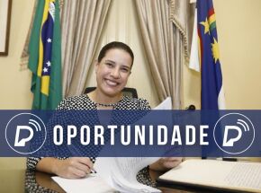 Governadora Raquel Lyra assinando documento.
