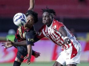 Jogador de Sport e N&aacute;utico disputando bola no Pernambucano 