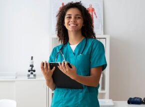 Resolu&ccedil;&atilde;o do Cofen autoriza enfermeiros a prescrever medicamentos, incluindo antibi&oacute;ticos, dentro de protocolos de sa&uacute;de.