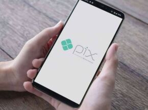 Pessoa em aplicativo de banco com nova modalidade de pagamento,pix por aproxima&ccedil;&atilde;o.