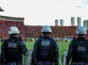 Policiais Militares na Ilha do Retiro.
