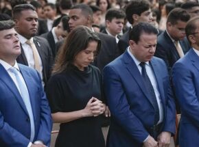Governadora Raquel Lyra orando ao lado de Eduardo da Fonte e pol&iacute;ticos, no 20&ordm; Congresso das Assembleias de Deus.