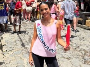 Influenciadora viraliza ao se fantasiar de Raquel Lyra no carnaval.