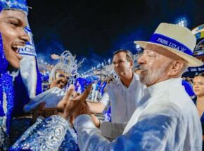 Lula em desfile da escola de samba.