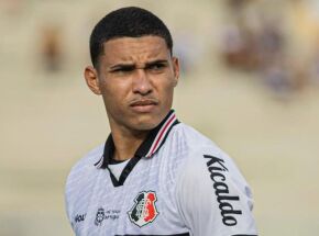 Thiaguinho, jogador do Santa Cruz e emprestado ao ABC, sofre acidente de carro.