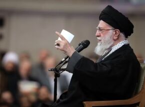 Nesta foto divulgada por um site oficial do gabinete do l&iacute;der supremo do Ir&atilde;, o l&iacute;der supremo, aiatol&aacute; Ali Khamenei, fala durante uma reuni&atilde;o, em Teer&atilde;, Ir&atilde;, no s&aacute;bado, 3 de janeiro de 2026